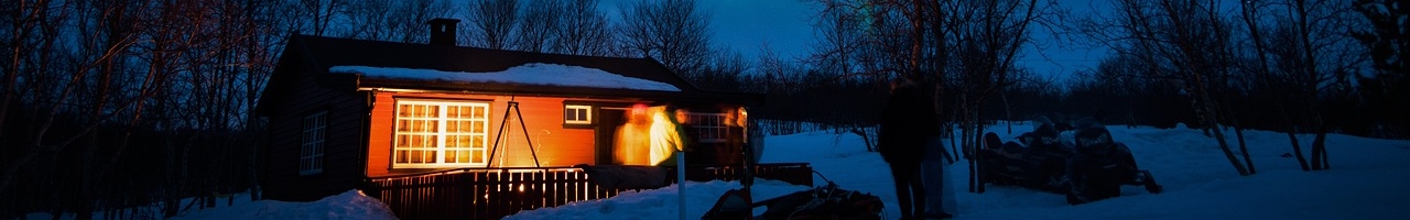 Cottage éclairé par des aurores boréales