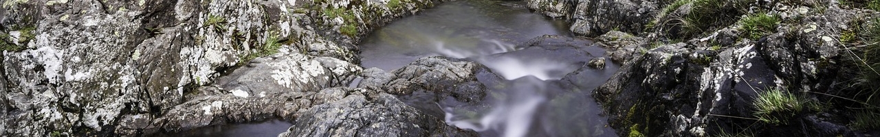 Cours d'eau dans le parc national du Lake District (Cumbria, Angleterre)