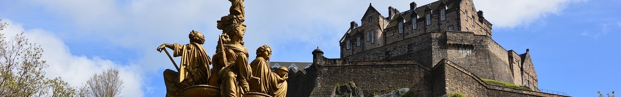 Une fontaine et le château d'Édimbourg en arrière-plan (Écosse)