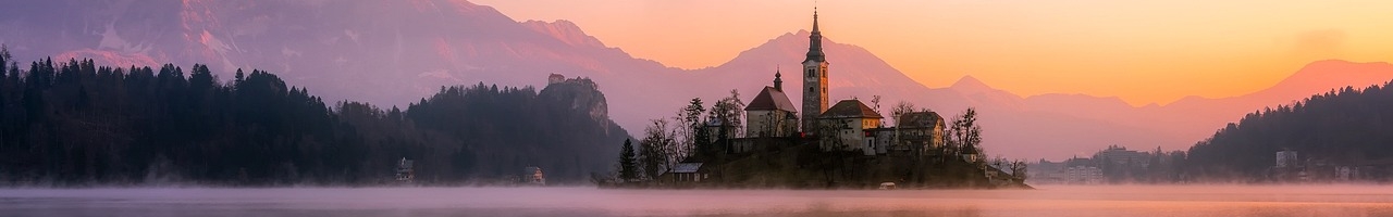Crépuscule sur une église, quelque part en Slovénie