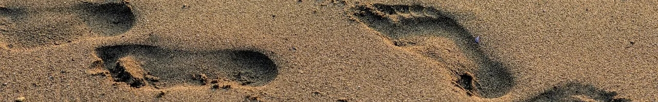 Traces de pieds dans le sable