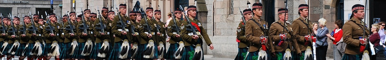 Défilé militaire dans la rue Union Street à Aberdeen (Écosse)