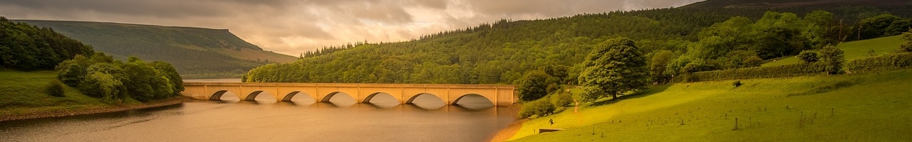 Pont en arc du Ladybower Reservoir dans la vallée supérieure du Derwent (Derbyshire, Angleterre)