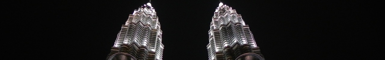 Les cimes éclairées des tours Petronas (Kuala Lumpur, Malaisie)
