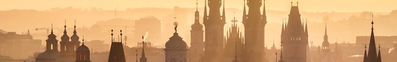 Vue en hauteur de Prague au soleil couchant (République tchèque)