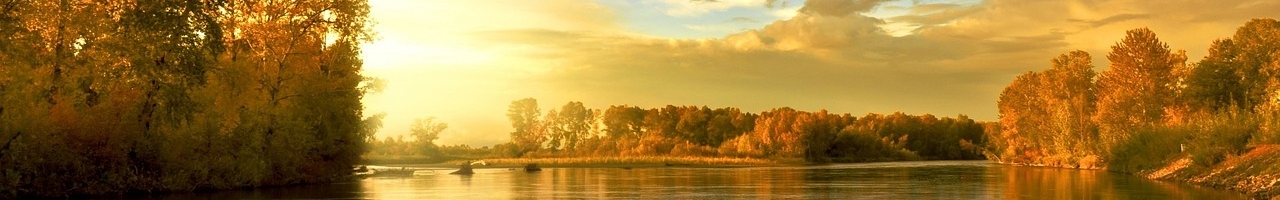 Superbes couleurs d'automne au crépuscule sur un lac