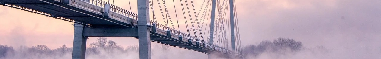 Brume matinale enveloppant un pont