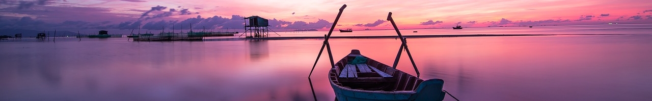 Canot au soleil couchant (Île vietnamienne de Phú Quốc, Golfe de Thaïlande en Mer de Chine méridionale)