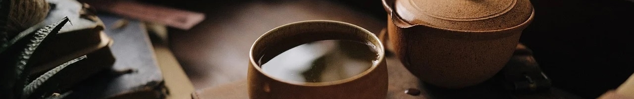 Thé vert dans une tasse en céramique