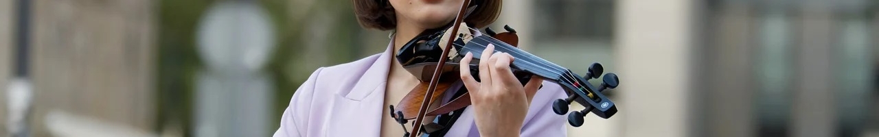 Jeune femme jouant du violon dans la rue